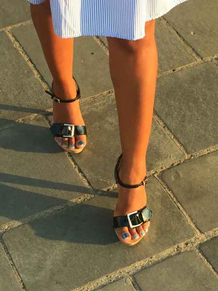 Sandali con tacco in legno indossati calzoleria la rapida